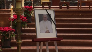 Bild mit dem verstorbenen Papst Benedikt XVI. im Mainzer Dom