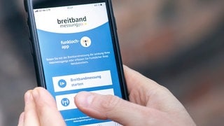 Die BreitbandmessungFunkloch-App der Bundesnetzagentur auf einem Handy