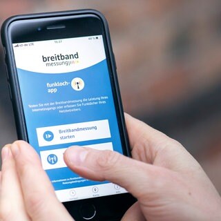 Die BreitbandmessungFunkloch-App der Bundesnetzagentur auf einem Handy