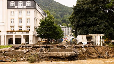 Ein abgerissener Brückenkopf ist kurz nach der Flukatastrophe am Ufer der Ahr neben dem Hotel Steigenberger zu sehen. 