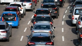 Stau auf der Autobahn - viel Verkehr vor dem langen Wochenende