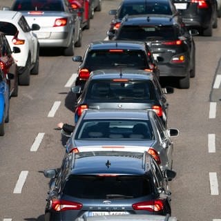 Stau auf der Autobahn - viel Verkehr vor dem langen Wochenende