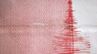 Ein Seisomograph verzeichnet ein Erdbeben von der Stärke 4,4. 