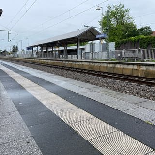 Fahrgäste wartem vergeblich auf Züge in der Vorderpfalz, denn Kabeldiebe haben die Strecke lahmgelegt