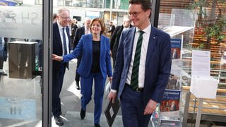  Ministerpräsidentin von Rheinland-Pfalz, und Hendrik Wüst (CDU), Ministerpräsident von NRW, kommen zu einer Pressekonferenz im Rahmen der Ministerpräsidentenkonferenz in der Landesvertretung Niedersachsens.
