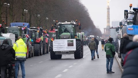 Traktoren und Landwirte sind auf der "Straße des 17. Juni" unweit des Brandenburger Tores zu sehen
