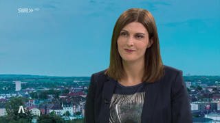 SWR-Wirtschaftsexpertin Jutta Kaiser im Studiogespräch