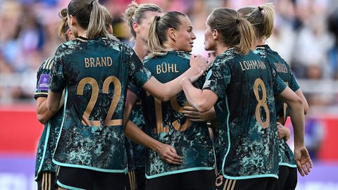 Deutschlands Fußball-Frauen jubeln über die Qualifikation für die EM 2025.