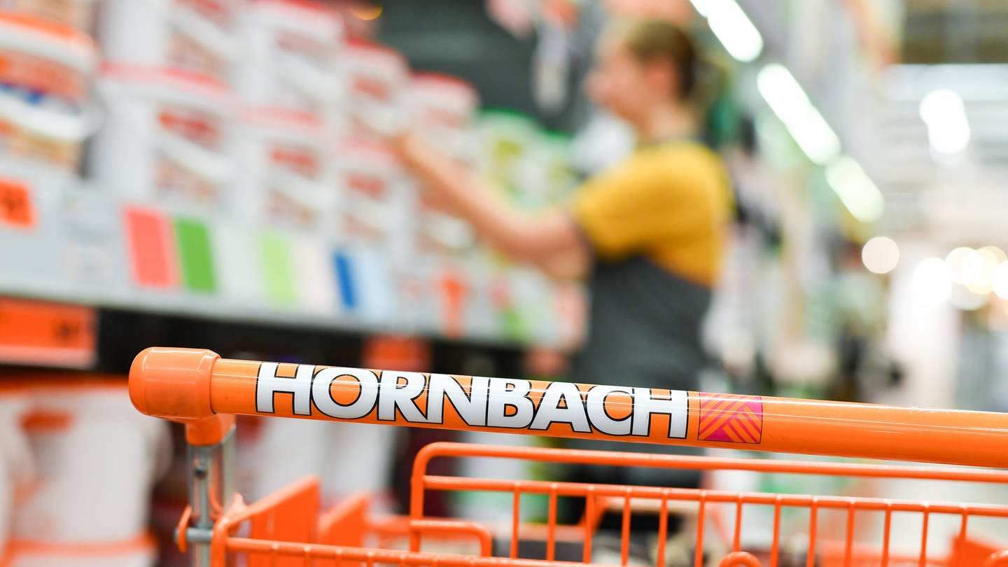 Eine Hornbach-Mitarbeiterin räumt Regale ein: Laut der Bilanz des Baumarkts Hornbach mit Sitz im südpfälzischen Bornheim konzentrierten sich die Kunden eher auf kleinere Projekte.