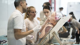 Medizinstudenten legen einer Menschenpuppe eine Magensonde. Medizinstudienplätze können in Rheinland-Pfalz laut Gesundheitsminister Hoch nicht ausgebaut werden.