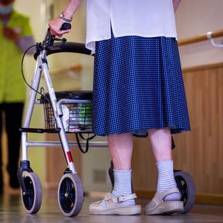 Seniorin mit Rollator - Bildausschnitt Beine