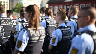 Symbolbild: Die Polizei gedenkt am Freitag ihres getöteten Kollegen aus Mannheim. Auch in RLP kommen Polizisten zu einer Gedenkminute zusammen.