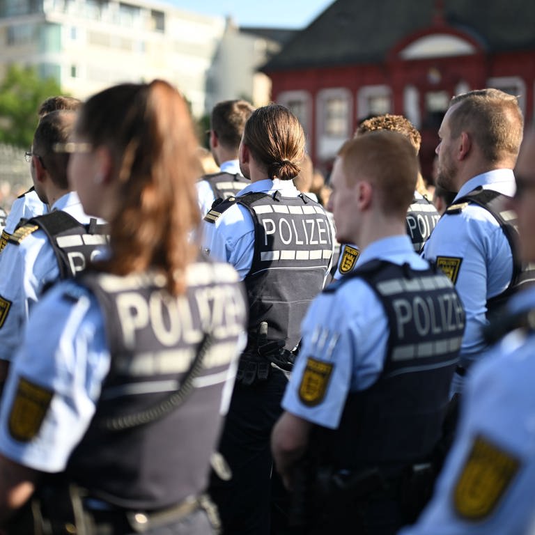 Symbolbild: Die Polizei gedenkt am Freitag ihres getöteten Kollegen aus Mannheim. Auch in RLP kommen Polizisten zu einer Gedenkminute zusammen.