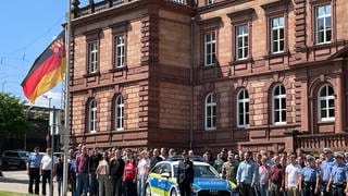 Auch in RLP gedachten Polizistinnen und Polizisten ihres in Mannheim getöteten Kollegen. Hier in Kaiserslautern.