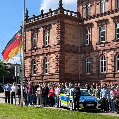 Auch in RLP gedachten Polizistinnen und Polizisten ihres in Mannheim getöteten Kollegen. Hier in Kaiserslautern.