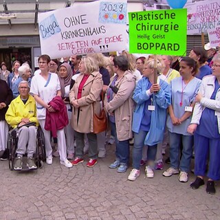 Viele Menschen sind am Samstag auf die Straße gegangen, um gegen die Schließung der Krankenhäuser in Boppard und Nastätten zu demonstrieren.