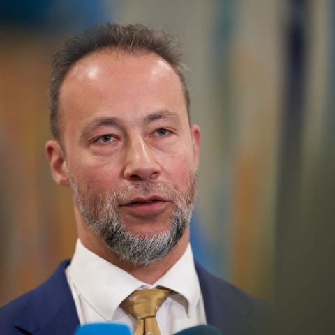 Der AfD-Fraktionsvorsitzende im rheinland-pfälzischen Landtag, Jan Bollinger, kritisiert Gewaltaufrufe gegen Mitglieder und Anhänger seiner Partei.
