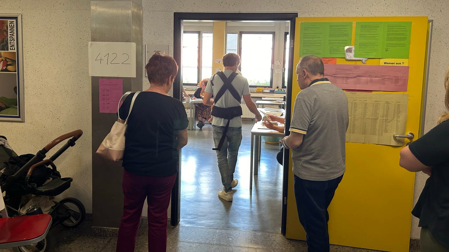 Menschen in Wahllokal in Mainz