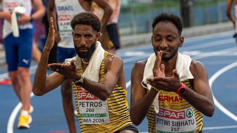 Amanal Petros (l.)und Samuel Fitwi jubeln über Bronze mit dem Halbmarathon-Team bei der EM in Rom.