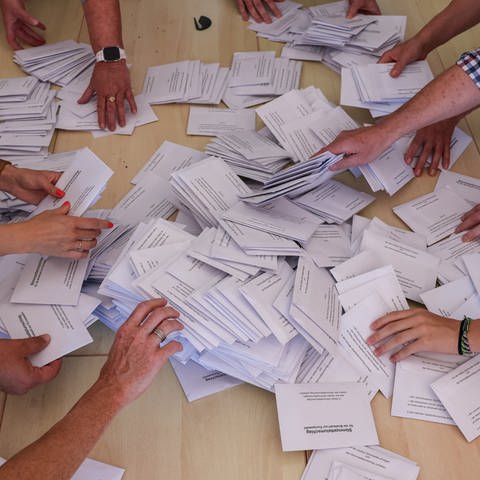 Laut infratest dimap hat die Union die meisten Stimmen bei der Europawahl 2024 geholt - die Auszählung der Stimme läuft.