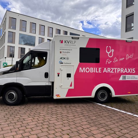 Weil es in vielen Regionen in Rheinland-Pfalz einen Mangel an Hausärzten gibt, sollen nun diese mobilen Arztpraxen zum Einsatz kommen.