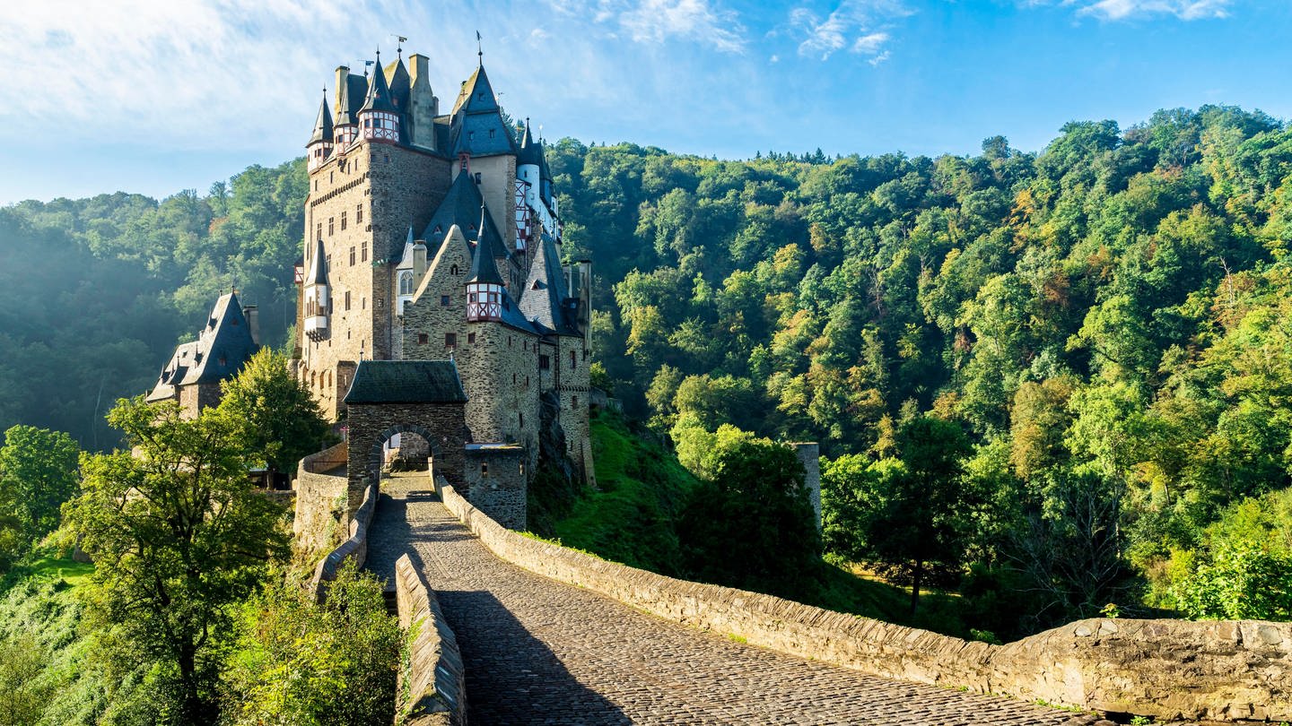 Eine Frau ist in der Nähe der Burg Eltz einen Abhang hinabgestürzt und gestorben.