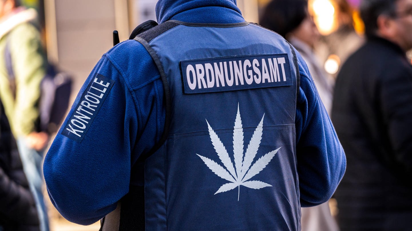 Die Kommunen in RLP sollen kontrollieren, ob die Regeln für Konsum und Besitz von Cannabis eingehalten werden.