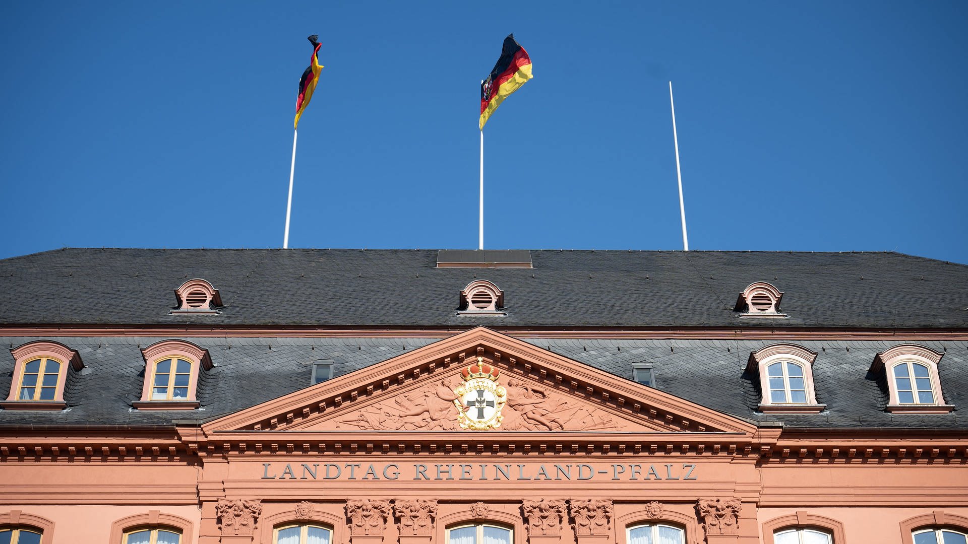 Landtag in RLP verschärft Hausordnung: Extremisten müssen draußen bleiben