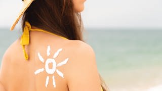Alte Sonnencreme könnte gefährliche Stoffe beinhalten, warnt zum Beispiel die Verbraucherzentrale.