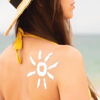 Alte Sonnencreme könnte gefährliche Stoffe beinhalten, warnt zum Beispiel die Verbraucherzentrale.
