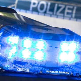 Die Polizei konnte die beiden Insassen des Autos nur noch tot aus dem Rhein bergen.