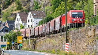 Ein Güterzug schlängelt sich durch das Mittelrheintal. Anwohner fordern wegen des Lärms ein Tempolimit für Güterzüge.