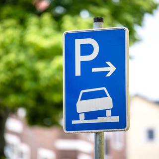 Die Deutsche Umwelthilfe will, dass Anwohnerparken für SUV in Städten teurer wird. Davon betroffen sind auch elf Städte in RLP.