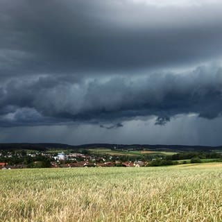 In Rheinland-Pfalz können sich am Donnerstag örtlich schwere Hitzegewitter entladen.
