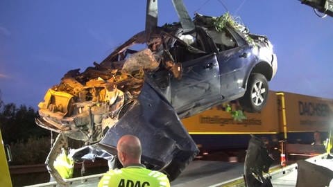 Bei einem Unfall auf der A61 bei Wehr wurde dieses Auto völlig zerstört