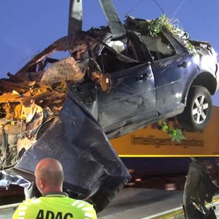 Bei einem Unfall auf der A61 bei Wehr wurde dieses Auto völlig zerstört