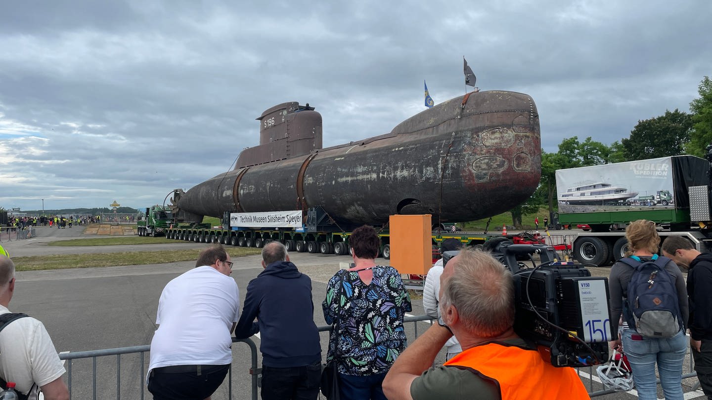 Das U17-U-Boot auf dem Spezial-Lkw beim Start in Speyer