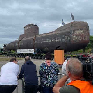 Das U17-U-Boot auf dem Spezial-Lkw beim Start in Speyer