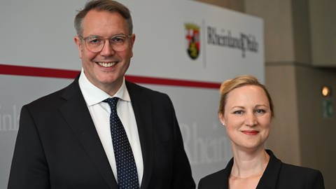 Alexander Schweitzer, designierter RLP-Ministerpräsident, hat Dörte Schall (beide SPD) als seine Nachfolgerin als Arbeits- und Sozialministerin vorgestellt. 