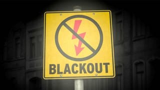Ein Gefahrenschild in gelb mit der aufschrift Blackout - wie groß ist die Gefahr für einen großflächigen Stromausfall in RLP?