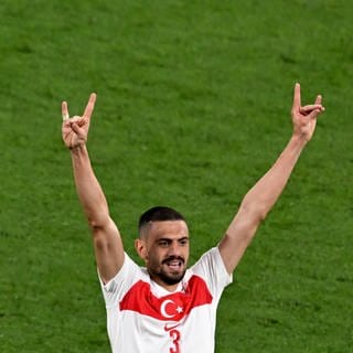 Fußball-EM: Der türkische Nationalspieler Merih Demiral bejubelt sein zweites Tor gegen Österreich mit dem umstrittenen "Wolfsgruß"