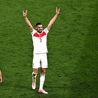 Fußball-EM: Der türkische Nationalspieler Merih Demiral bejubelt sein zweites Tor gegen Österreich mit dem umstrittenen "Wolfsgruß"