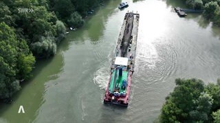 Ein U-Boot wird über den Rhein transportiert