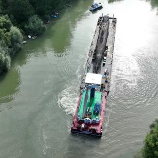 Ein U-Boot wird über den Rhein transportiert