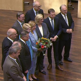 Ministerpräsidentin Malu Dreyer wird von ihren Kollegen und Kolleginnen verabschiedet