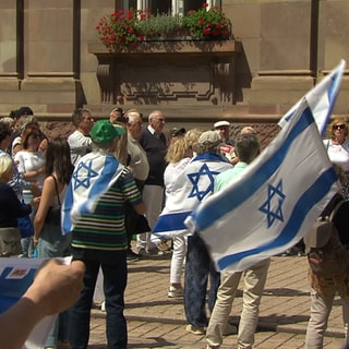 Teilnehmer der Demonstration "Marsch fürs Leben" in Speyer mit Israel-Flagge, demonstrieren gegen ANtisemitismus