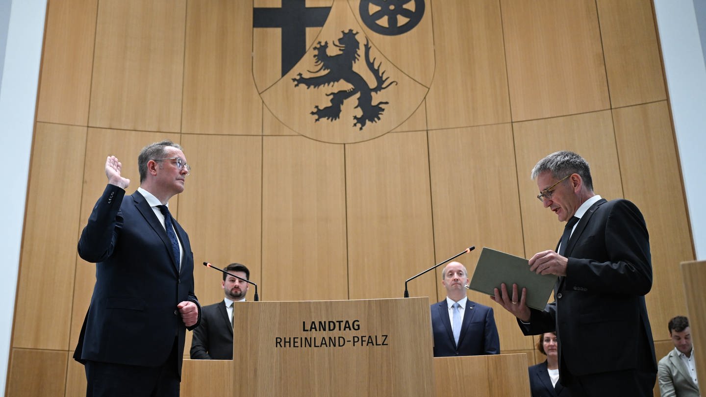 Alexander Schweitzer (SPD), neugewählter Ministerpräsident von Rheinland-Pfalz, wird nach seiner Wahl während der Sondersitzung des Landtags von Landtagspräsident Hendrik Hering (SPD) vereidigt.