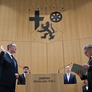 Alexander Schweitzer (SPD), neugewählter Ministerpräsident von Rheinland-Pfalz, wird nach seiner Wahl während der Sondersitzung des Landtags von Landtagspräsident Hendrik Hering (SPD) vereidigt.