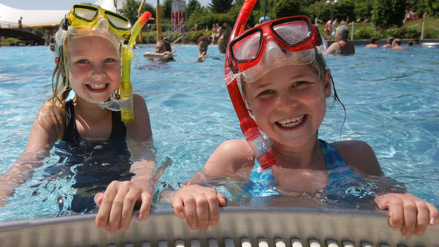 Kinder im Schwimmbad. In den Sommerferien in Rheinland-Pfalz erwartet ARD-Meteorologe Marcel Herber 
