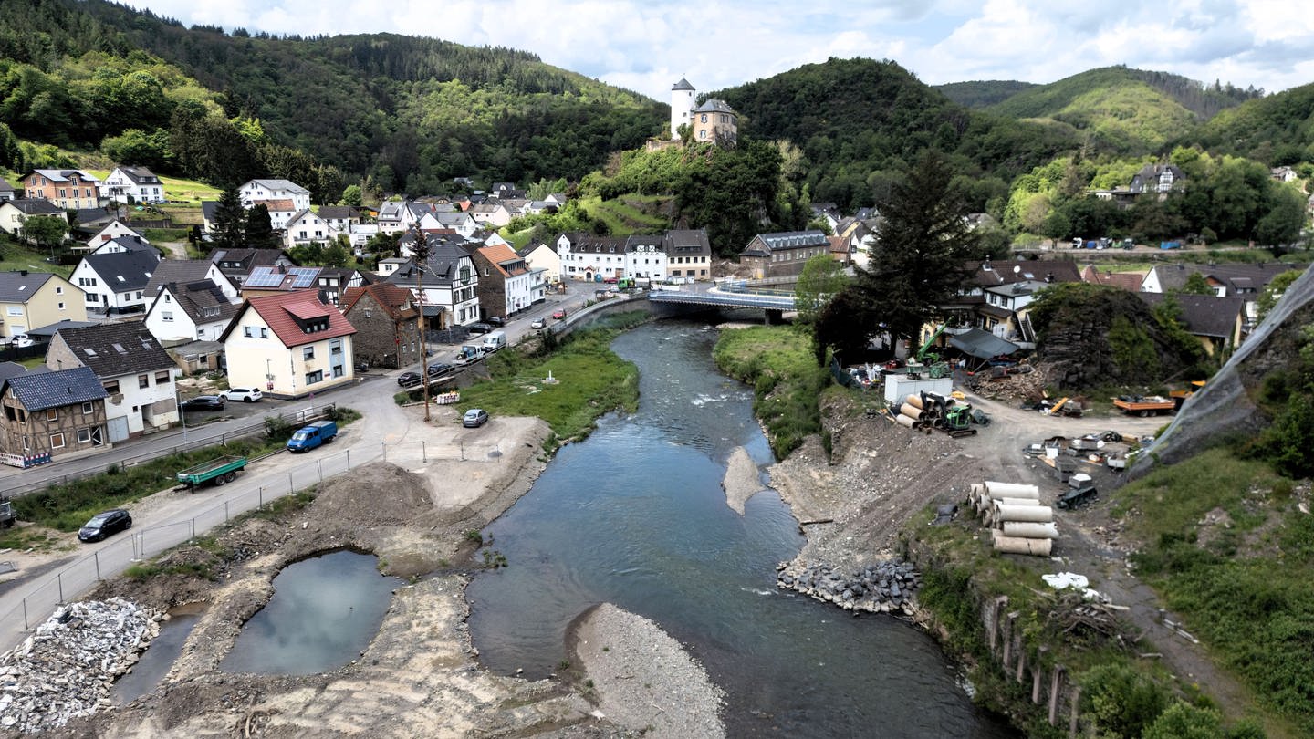 Blick auf Kreuzberg im Ahrtal drei Jahre nach der Flut